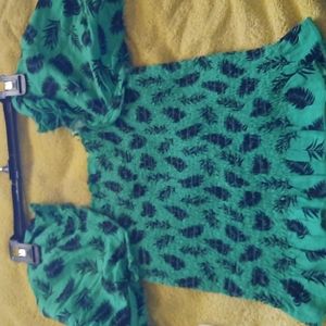 Size small 6/8 green with black leaves, balloon sleeves made by colorful planet